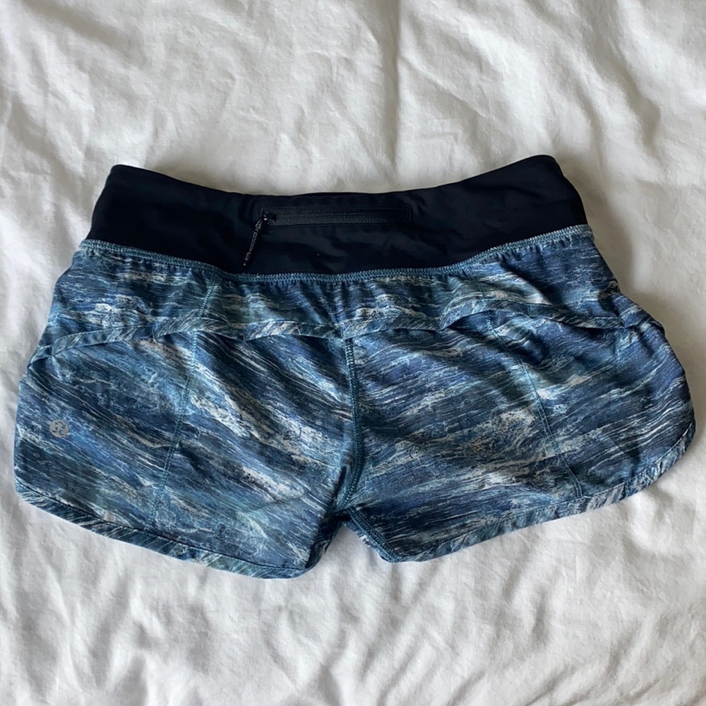 Speed Up 2.5” Lululemon Shorts (Blue pattern)